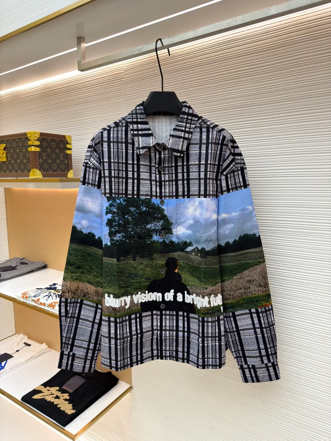 LOUIS VUITTON plaid stills printed shirt ●Original version: 13100 purchased and developed ●Item number: 1681280-B70 ●Fabric: cotton twill gauze fabric ●Technology: printing process ●Color: color printing ●Version: fitted version ●Weight: about 505 grams ●Size: XS-S-M-L ●Description: The fabric is made of [21s*16s Cotton twill gauze card], [warp and weft density 128*60], purchased the Y version [scanning flower positions to make printing drawings], using [semi-bleached cloth], paper pattern positioning flowers in each position to perfectly restore the Y version flower position, using [digital paint direct injection printing technology] printing, [laser burning] precise cutting Cut-out pieces, front and rear panels [horizontal line counterpoint flowers], front panel [restored flowers], double front patch pockets all [restored flowers], back panel + collar + collar line [vertical stripes counterpoint flowers], the entire garment requires extremely high accuracy in the printing package, and comes with [glossy topcoat square holes with logo hand-stitched buttons]. The overall wiring is straight and delicate, the fabric is comfortable and soft, and the color is consistent without color difference. It can be matched with the same style to create a fashionable look and control various occasions. Customized accessories, complete with three standards, same style for men and women!